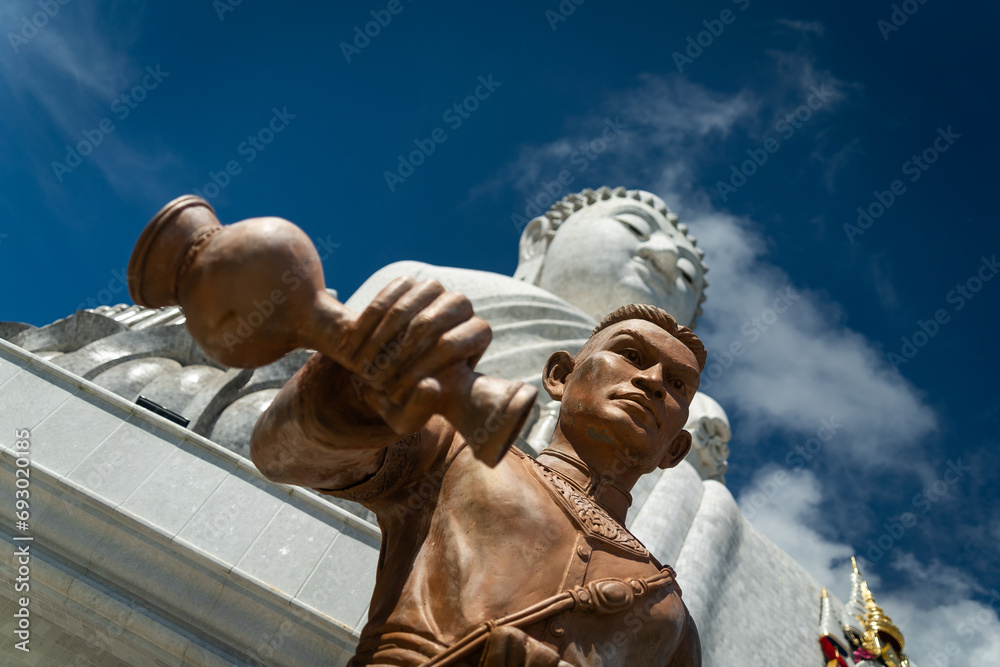 Grand Bouddha blanc de Phuket, avec une statue brune en premier plan. - obrazy, fototapety, plakaty 