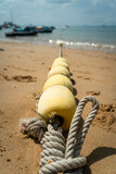 Corde avec flotteur jaune sur une plage en Thaïlande