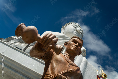 Grand Bouddha blanc de Phuket, avec une statue brune en premier plan. photo