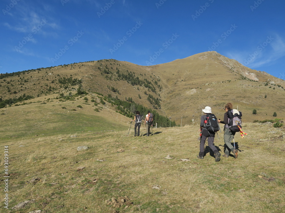 Randonnée en montagne avec des randonneuse femmes sur crêtes