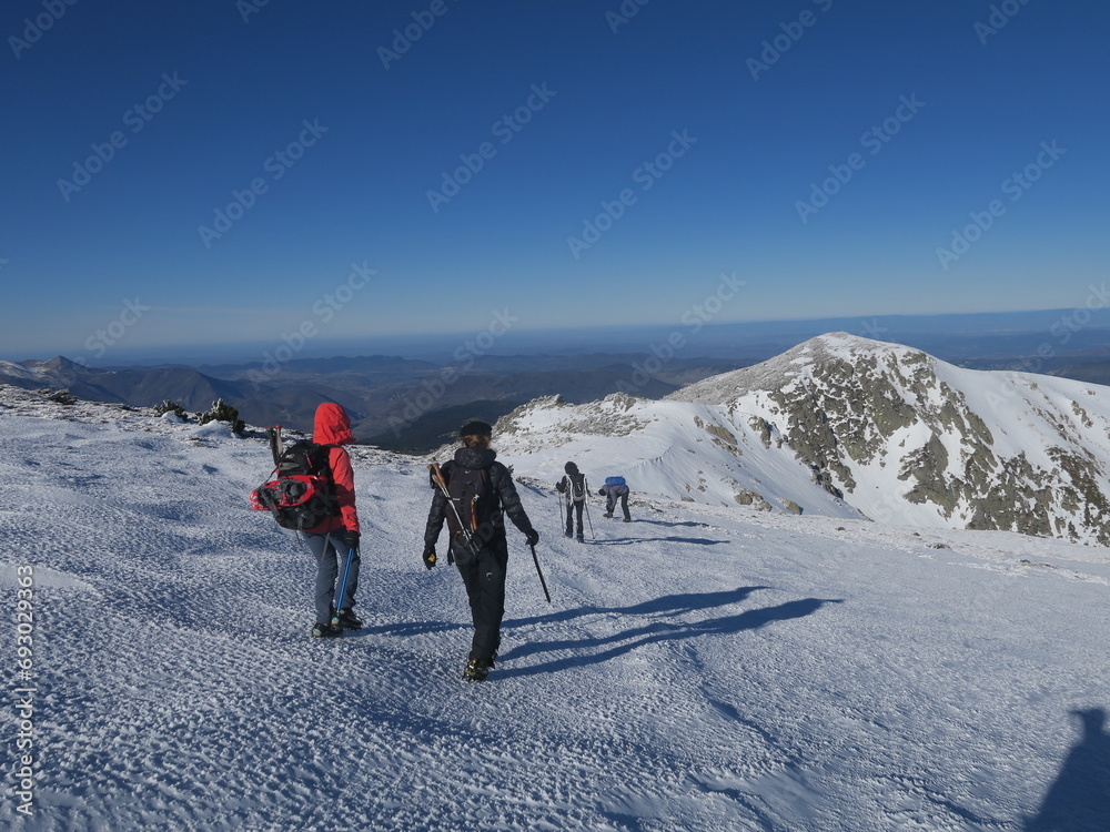 randonnée en montagne avec des crampons et piolet sur la neige et la glace dans les Pyrénées orientales