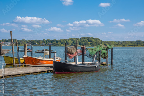 Fischerboote im kleinen Hafen vom Fischerdorf Holm an der Schlei