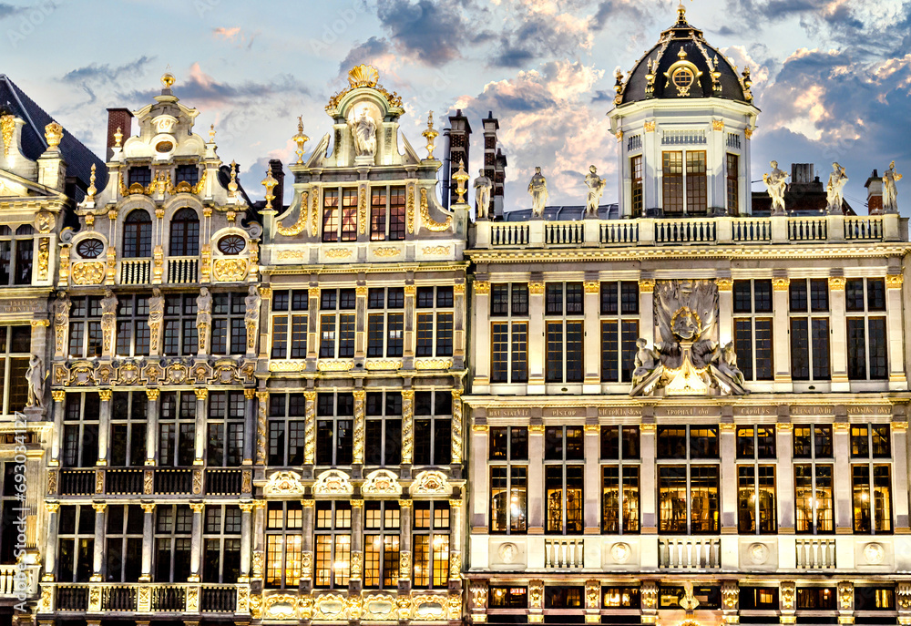 Fototapeta premium Historic building on the Grand Place in Brussels, at Christmas time
