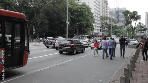 10- Time lapse cidade de São Paulo SP Brasil, Avenida Paulista, carros, onibus, pessoas, semaforo, trafego