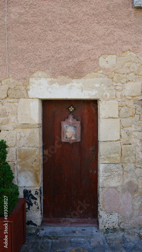 Porte ancienne et mur en pierre photo