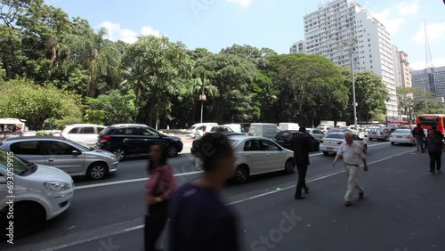 02- Time lapse cidade de São Paulo SP Brasil, Avenida Paulista, carros, onibus, pessoas, semaforo, trafego
