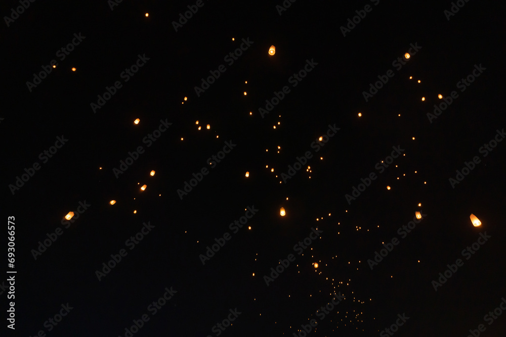 Fototapeta premium Thai people release sky floating lanterns or lamp to worship Buddha's relics at night. Traditional festival in Chiang mai, Thailand. Loy krathong