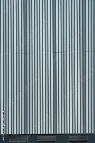 Kunststoff-Fassadenpaneelen in verschiedenen Grautönen