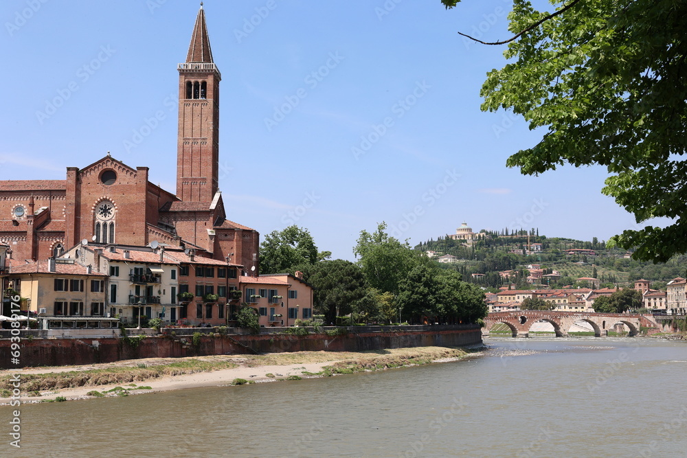 Blick auf die Historische Altstadt von Verona in Italien	