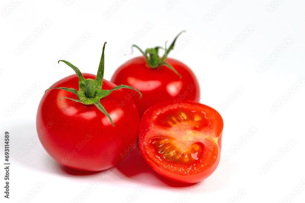 Strauchtomaten isoliert vor weißem Hintergrund Strauchtomaten isoliert vor weißem Hintergrund