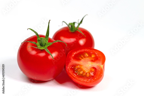 Strauchtomaten isoliert vor weißem Hintergrund