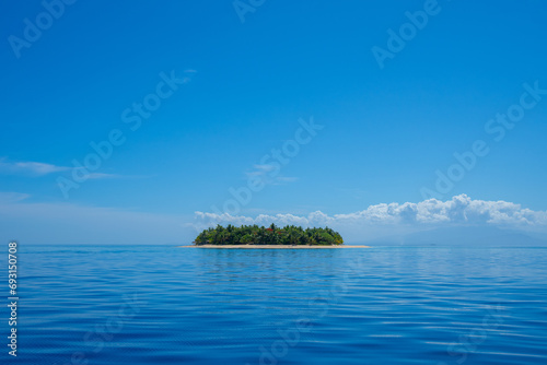 Obraz na płótnie A small island in Fiji on a clear blue sky day in the South Pacific w salonie