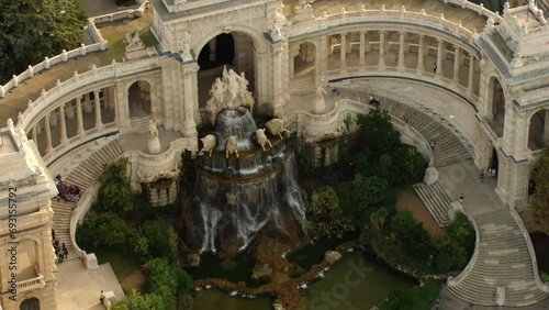 vue aérienne du palais longchamp à marseille