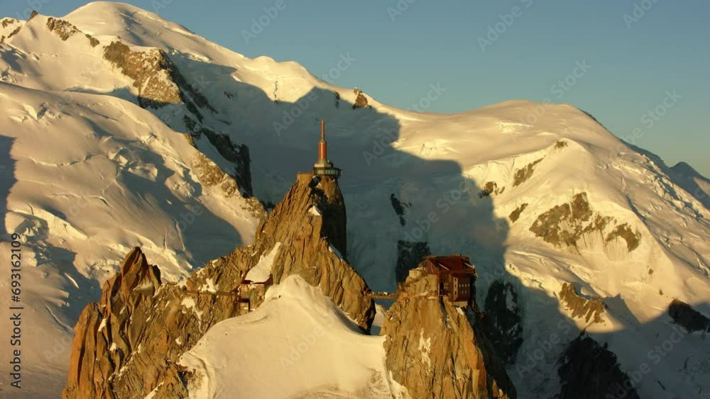 Vue aérienne de l'aiguille du midi au levé du soleil