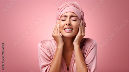 Mujer luchando por la enfermedad de cancer, ambiente rosado sin cabello dolor y sufrimiento