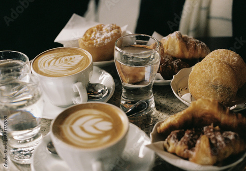 Foto Cappuccinos and Pastries