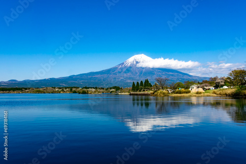湖に反射する富士山 © tori_ryu