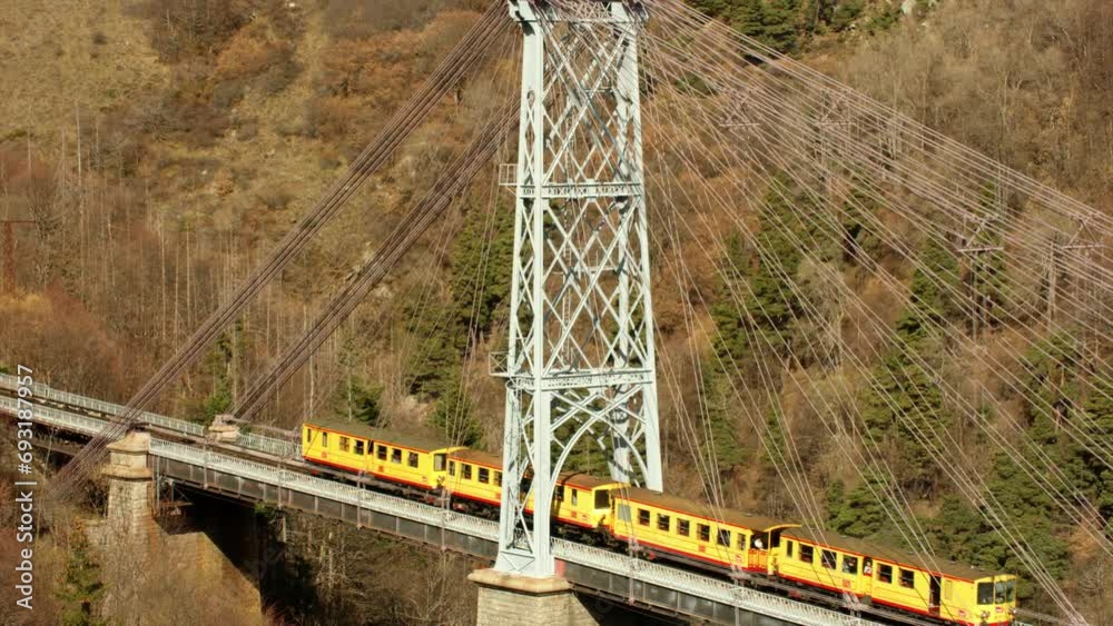 vue aérienne drone du pont de Cassagne ou pont Gisclard dans les Pyrénées avec un train jaune qui passe dessus