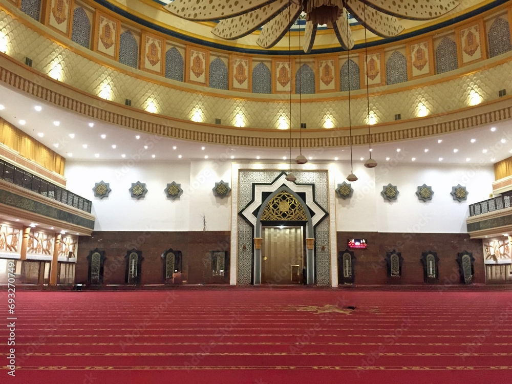 Obraz premium interior of the mosque, one of the main rooms where Muslims worship, with a dome above it, shows beautiful and very impressive Islamic architecture
