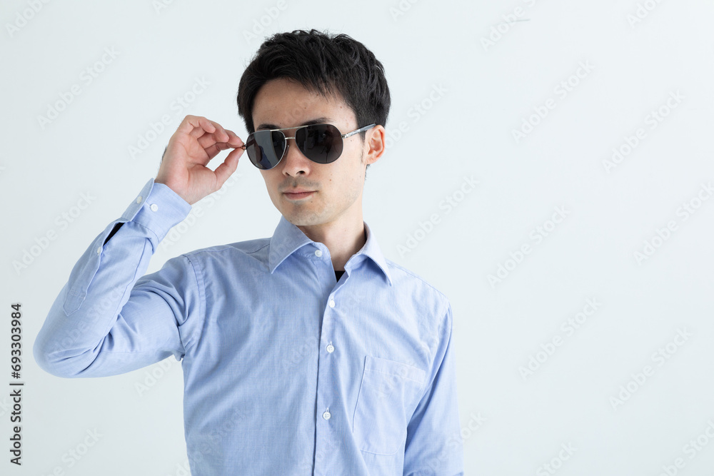 サングラスをかけた男性 man wearing sunglasses サングラスをかけた男性 man wearing sunglasses