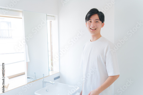 洗面所にいる若い男性