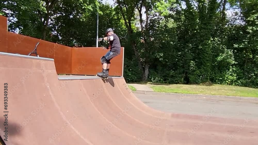 Ein Mann, der mit Inlineskates auf einer Halfpipe in einem Skatepark fährt. Der Mann trägt einen Helm und führt einen Trick aus. Die Rampe ist aus Holz und gebogen.