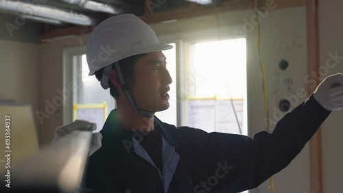 現場で作業をする大工