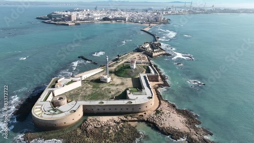 vista aérea del castillo de San Sebastián en la ciudad de Cádiz, España