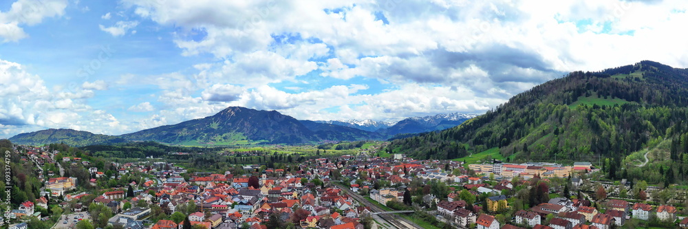 Obraz premium Luftbild von Immenstadt im Allgäu mit Blick auf die Alpen. Immenstadt im Allgäu, Oberallgäu, Schwaben, Bayern, Deutschland.