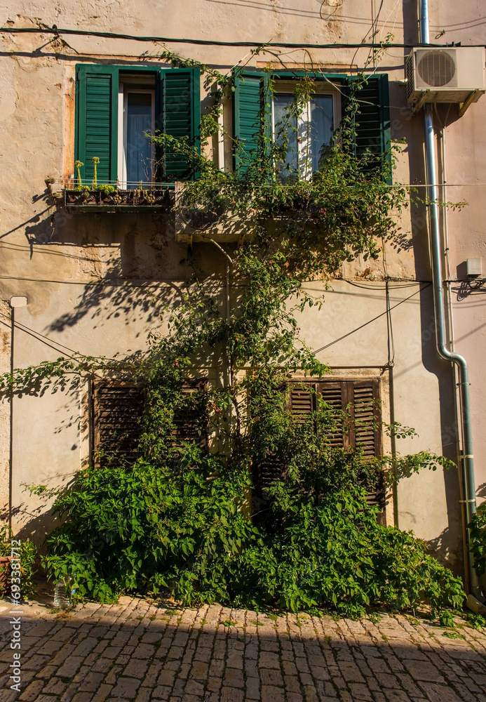 Obraz premium A quiet back street in the historic centre of the medieval coastal town of Rovinj in Istria, Croatia