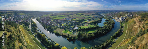 Die Flussschleife bei Homburg am Main windet sich durch das Tal und ist von Bäumen und Weinbergen umgeben. Homburg, Marktheidenfeld, Main-Spessart, Unterfranken, Bayern, Deutschland. photo