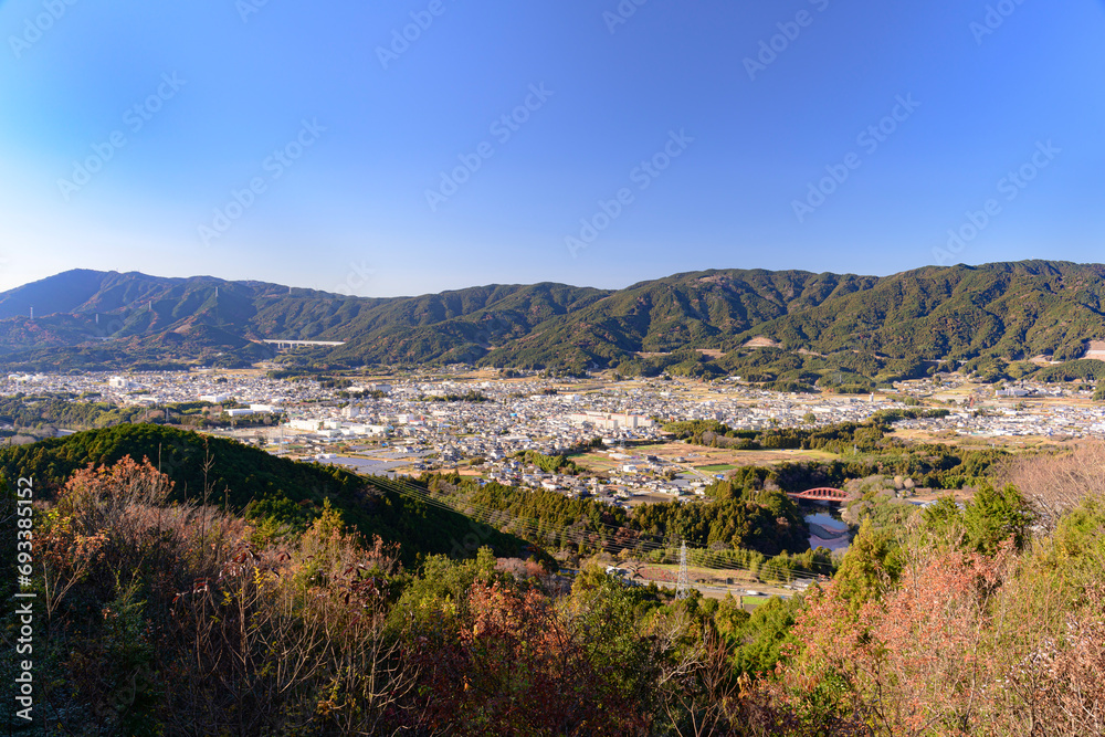風切山から望む愛知県新城市の町並み