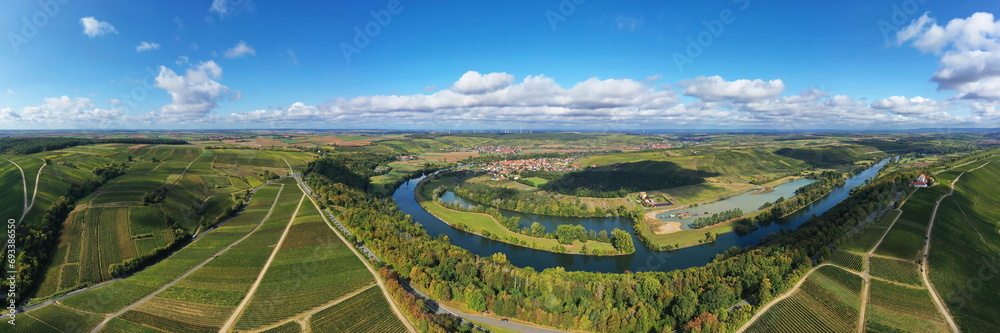 Die Mainschleife bei Volkach windet sich durch das Tal und ist von Feldern und Weinbergen umgeben. Volkach, Kitzingen, Unterfranken, Bayern,  Deutschland.