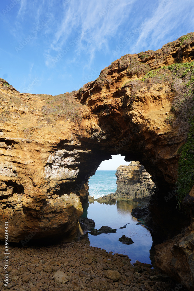 Fototapeta premium Beautiful The Grotto a unique rock formation at Great Ocean Road with blue sky background