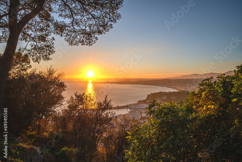 Coucher de soleil sur Nice et la mer avec la baie des anges depuis le Mont Boron