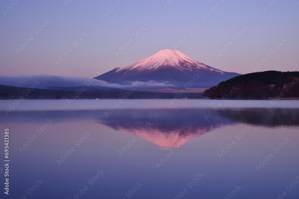 夜明けの山中湖から望む富士山