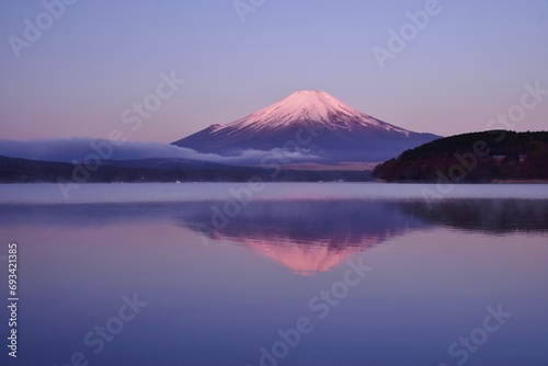 夜明けの山中湖から望む富士山