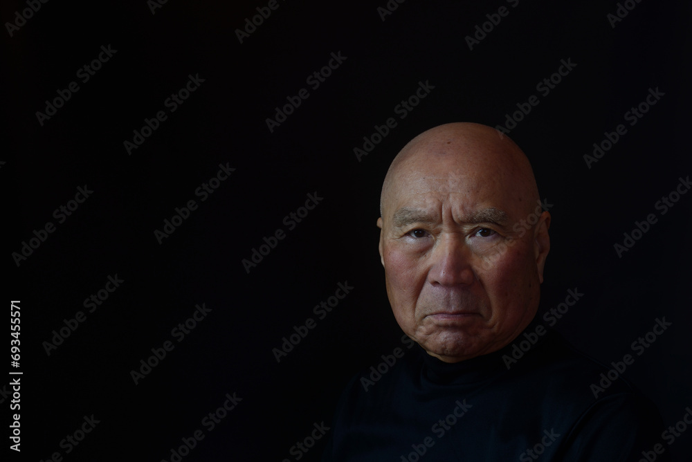 Obraz premium シニアの困り顔クローズアップ