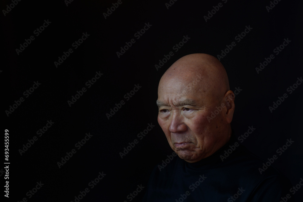 Obraz premium シニアの困り顔クローズアップ