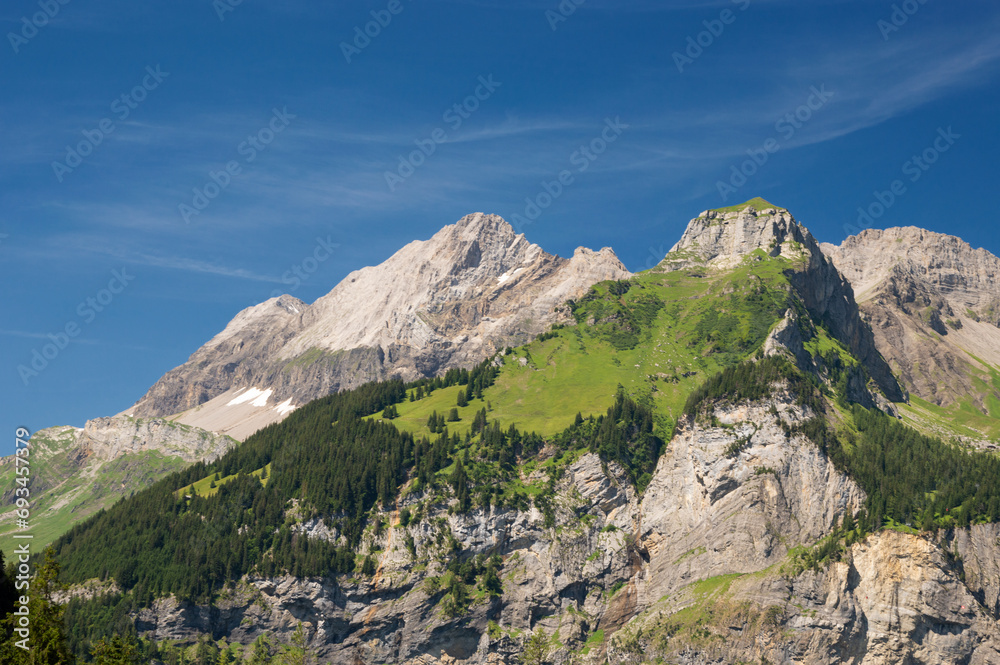Alpy Berneńskie w Szwajcarii na trasie do jeziora Oeschinen w Kandersteg Alpy Berneńskie w Szwajcarii na trasie do jeziora Oeschinen w Kandersteg