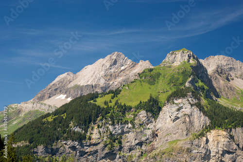Alpy Berneńskie w Szwajcarii na trasie do jeziora Oeschinen w Kandersteg