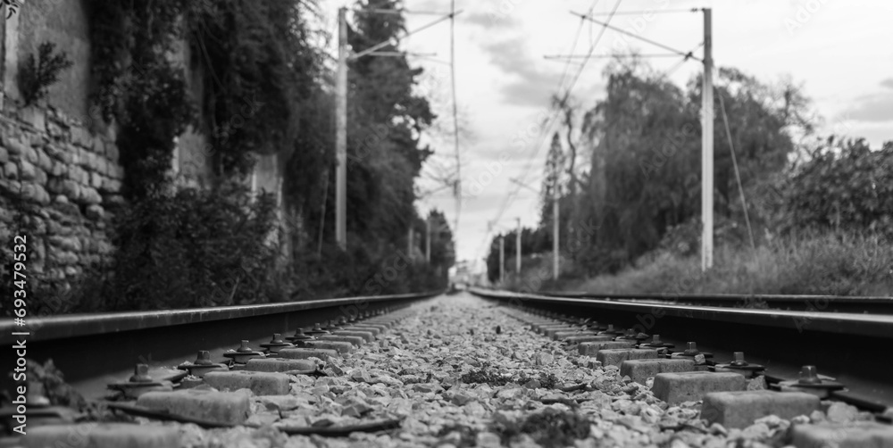 Photo en noire et blanc de la ligne de chemine de fer