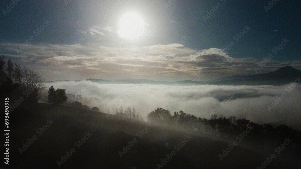 Fototapeta premium La nebbia agli irti colli