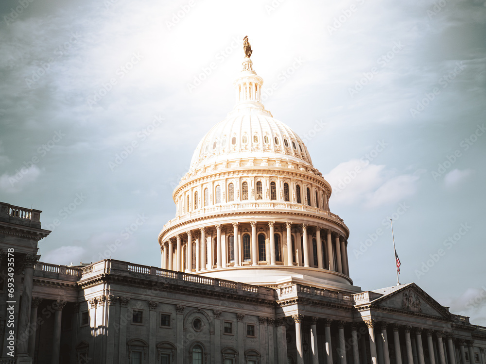 Fototapeta premium us capitol building with an ‘enlightened’ statue of freedom at the top