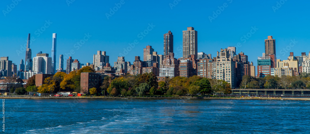 Fototapeta premium Panoramic view of buildings in central Manhattan New York seen from the East River