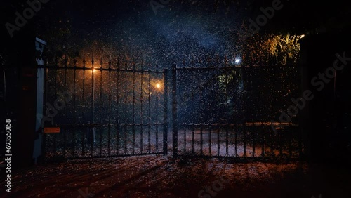 Cancello di ferro che sia apre nella notte sotto la neve photo