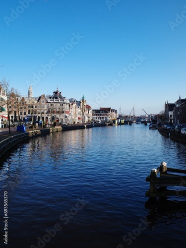 Panorama von Haarlem mit Blick   ber eine Gracht