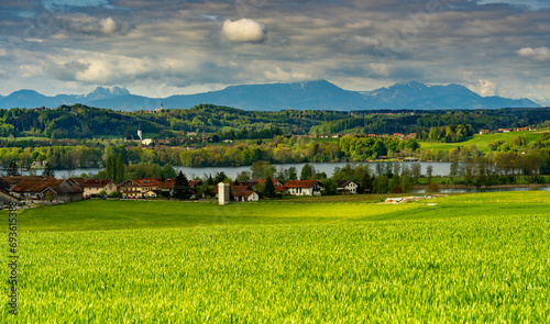 Die schöne Natur in Taching in Bayern mit Blick auf Weiden Berge und See