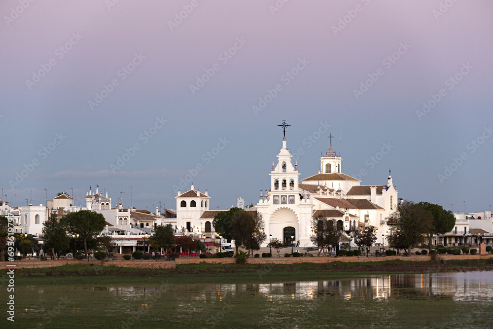 Fototapeta premium Zachód słońca w wiosce El Rocío, Huelva.