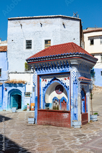 Painted fountain in al-Hawta square, in the medina of Chefchaouen, Morocco © Vicente Sargues